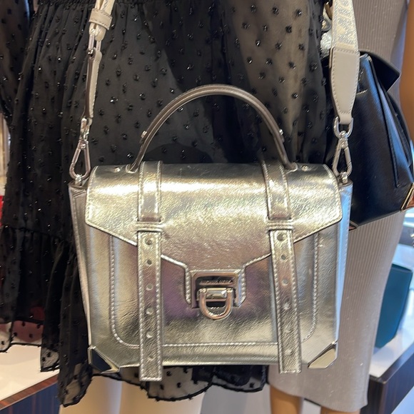 MICHAEL KORS
Manhattan Medium TH SCHOOL Crackled Metallic Leather SATCHEL
NWT - Picture 8 of 16